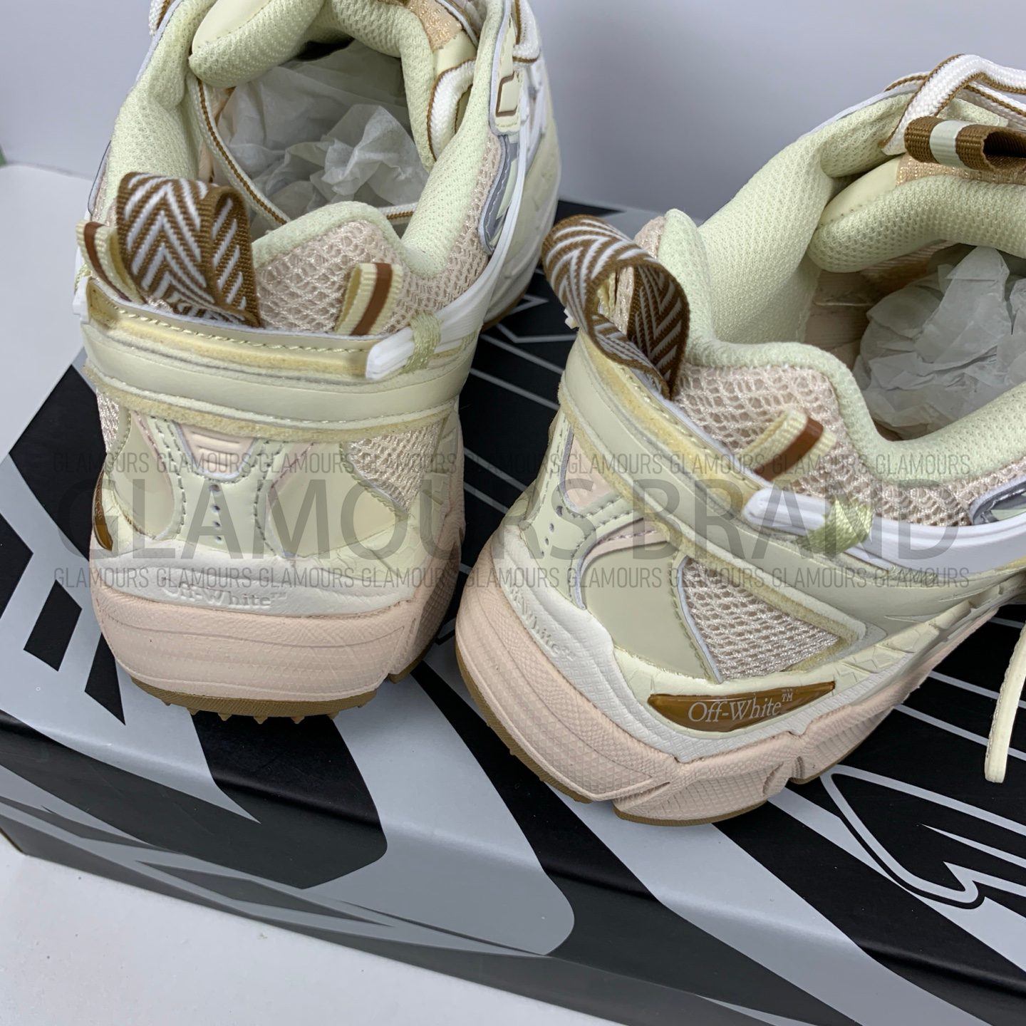 BE RIGHT BACK UNISEX SNEAKERS