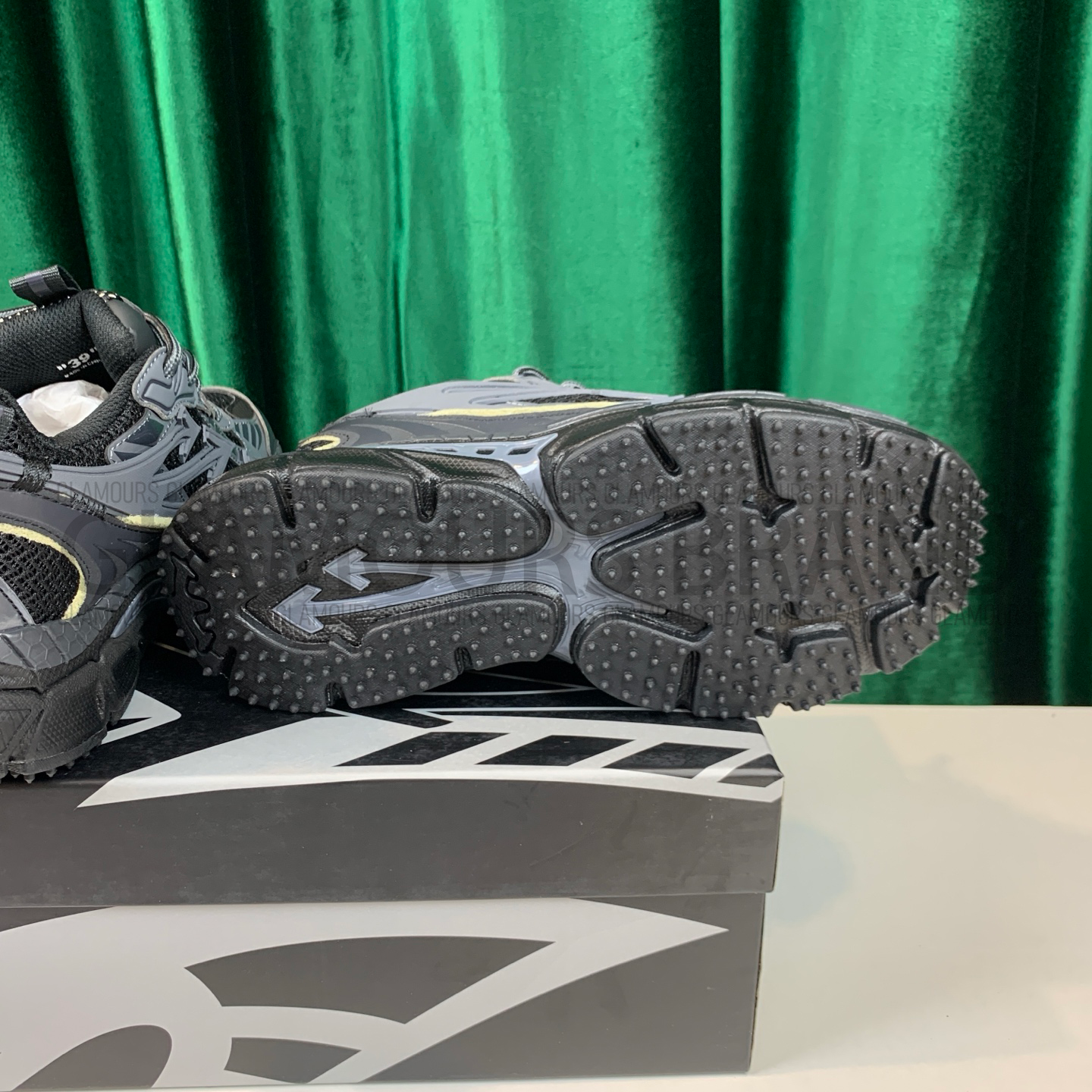 BE RIGHT BACK UNISEX SNEAKERS